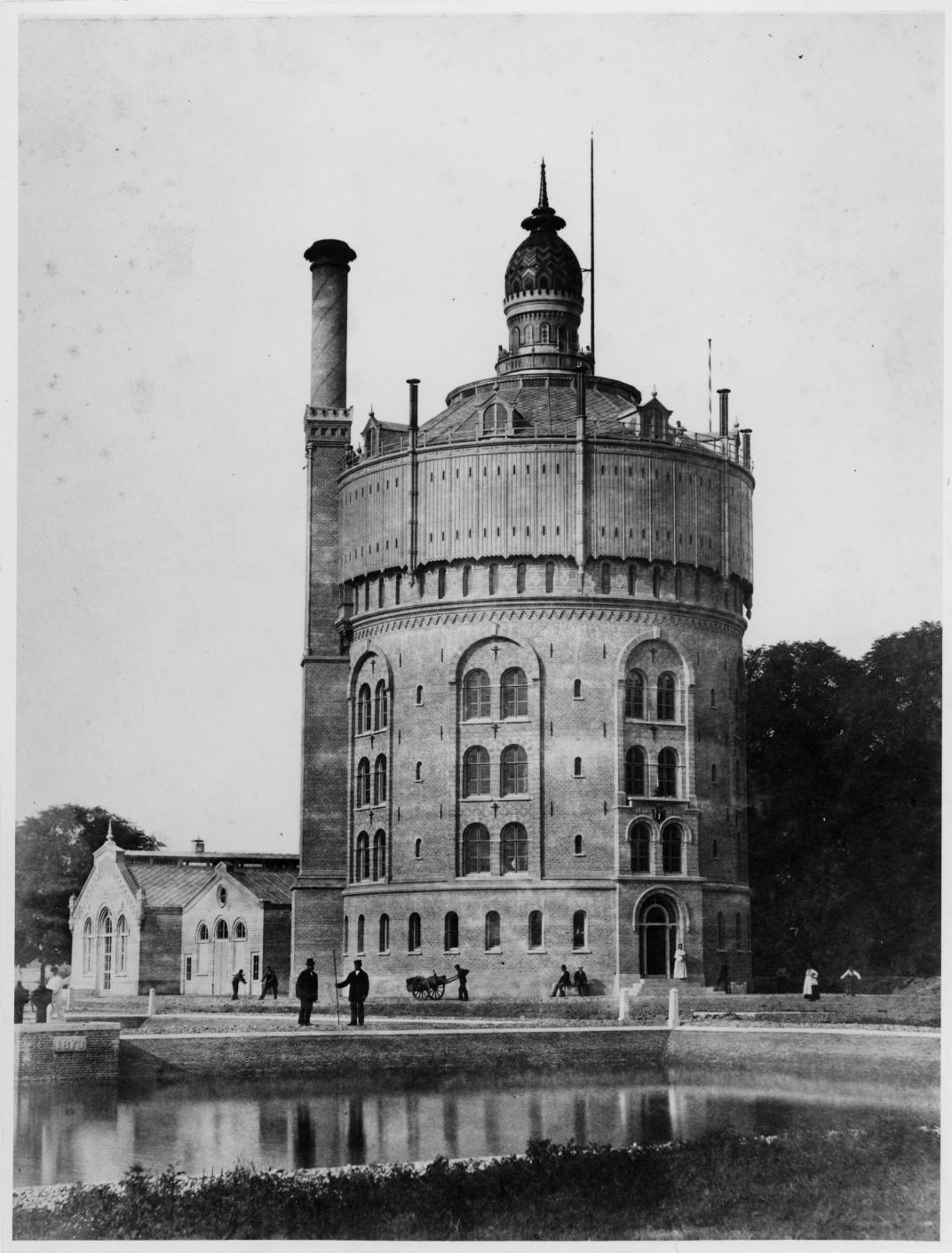 Watertoren van het Gemeentelijk Drinkwaterleidingbedrijf aan de Honingerdijk in 1875.