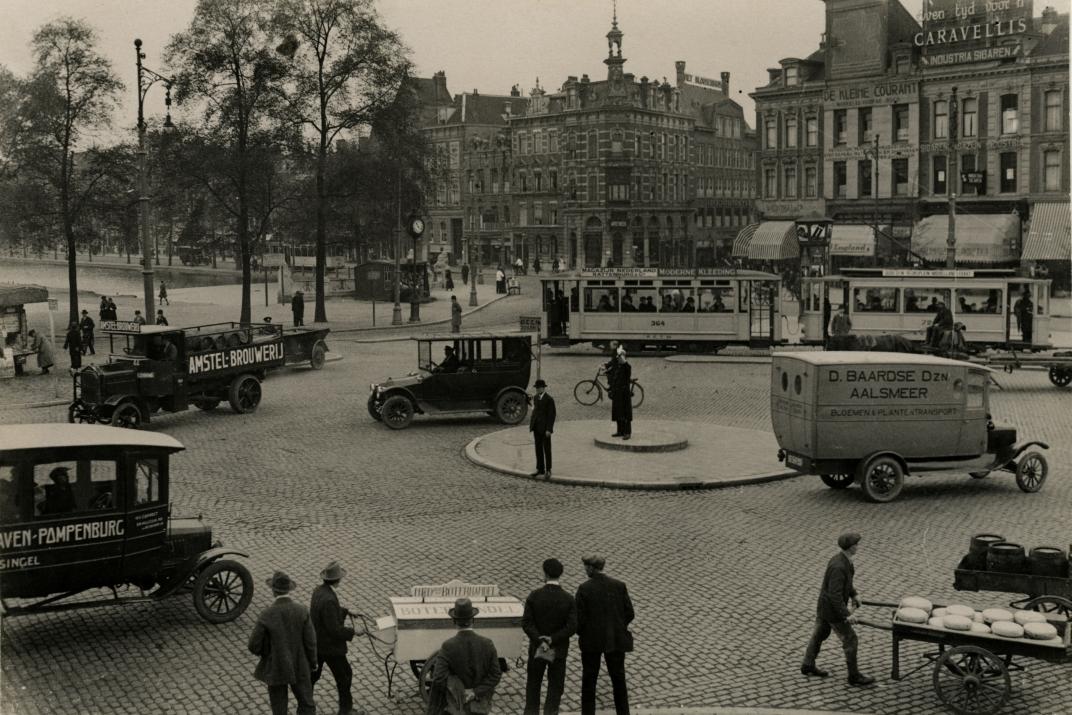 Gezicht op de Coolsingel, met links de Schiedamsesingel en rechts de Binnenweg, ca. 1920. J. van Tas
