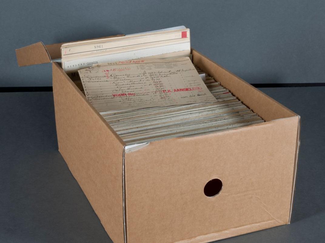 Doos met gezinskaarten 