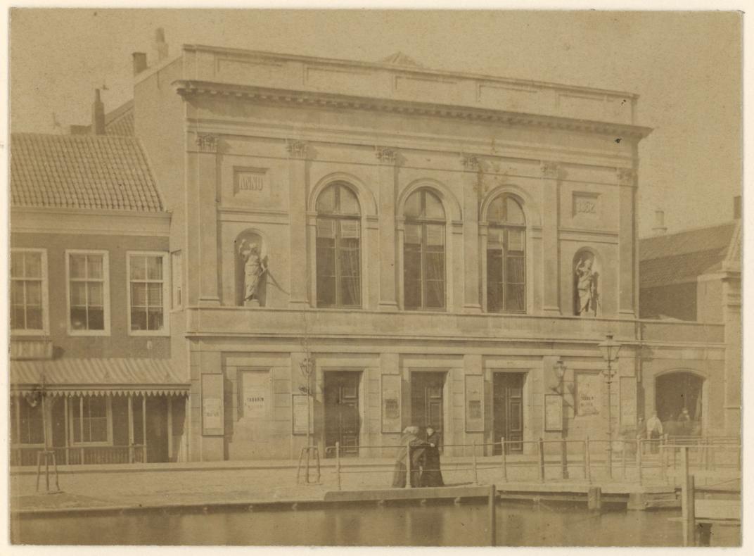 De Rotterdamse Schouwburg aan de Coolsingel in 1880.