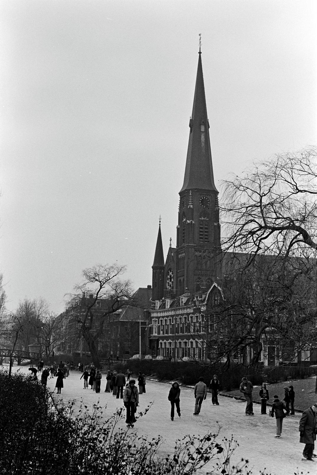 Schaatsers op de Provenierssingel met op de achtergrond de Provenierskerk
