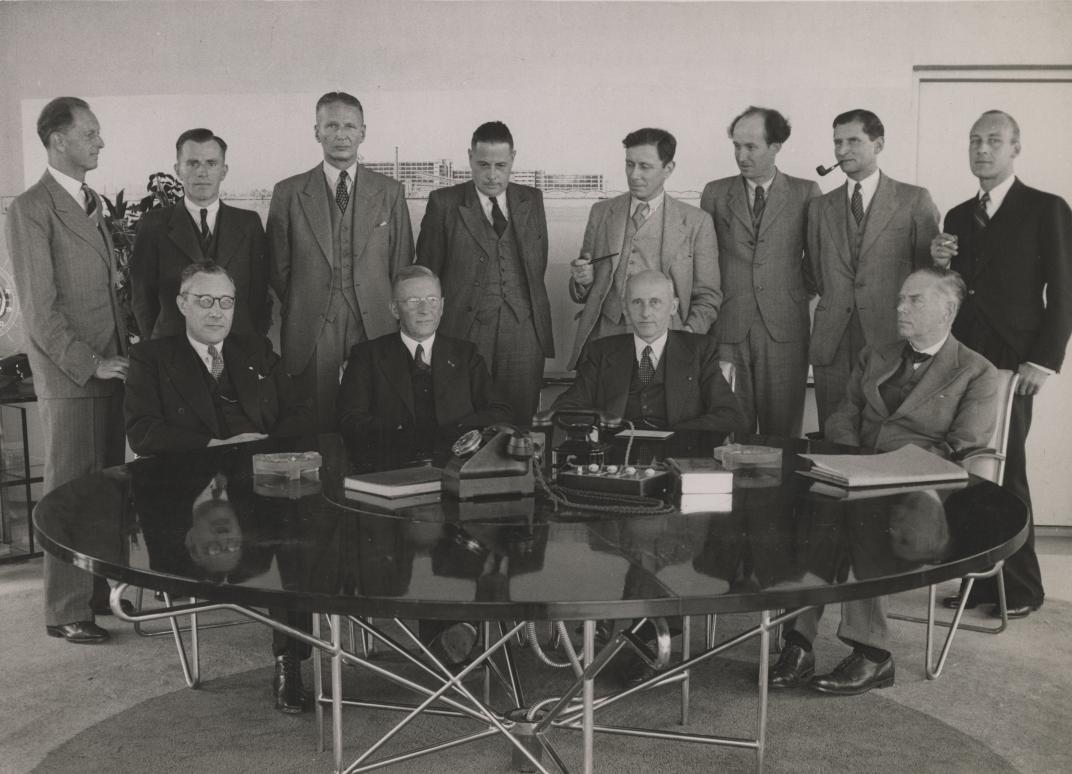 Gezelschap bij bezoek van minister Ringers aan de Van Nelle-fabriek in augustus 1946.