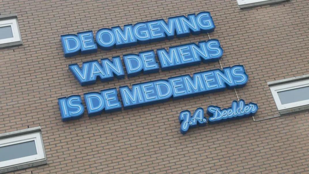 Gedicht van JA Deelder op een muur