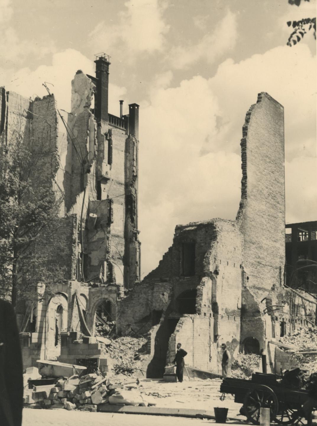 De restanten van het vrouwengesticht na het bombardement van 14 mei 1940.