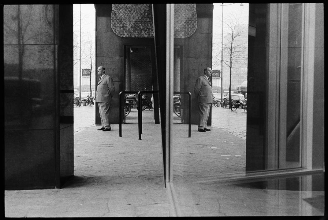 Straatfotografie_ROTTERDAM_1974_mangebouwJANHENDERIK.jpg