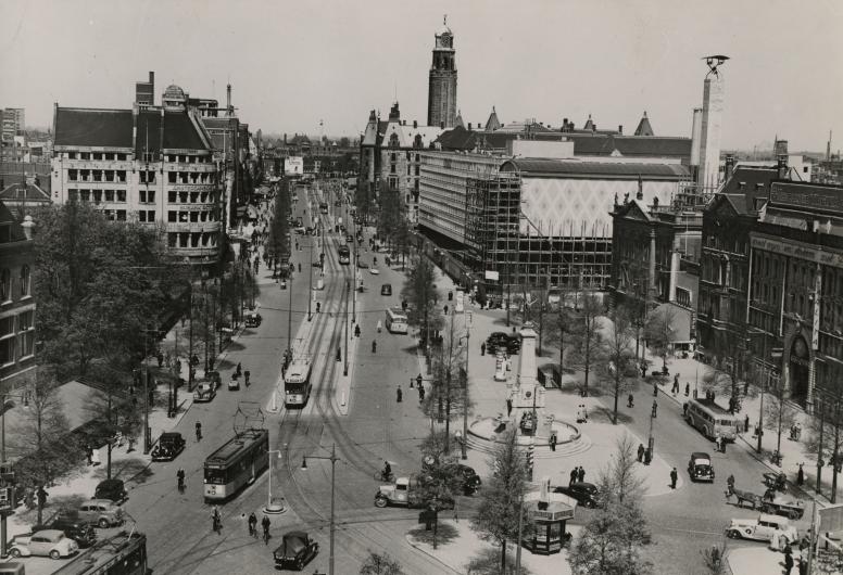 Gezicht op het Van Hogendorpplein en de Coolsingel in noordelijkere richting 1939
