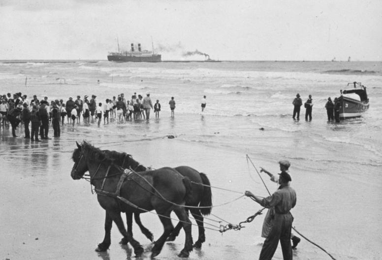 Hoekse reddingsbrigade op het strand, rond 1910