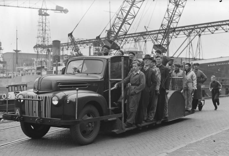Opstapwagen voor personeel bij de Rotterdamsche Droogdok Maatschappij (RDM), 1948