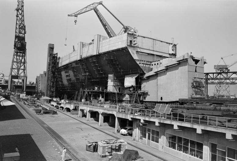 Op helling 8 van de Rotterdamsche Droogdok Maatschappij wordt gebouwd aan containerschip Sea-land Mc Lean (1971).