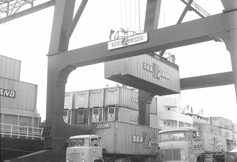 Lossen van het containerschip ms. Fairland van Sea-land aan de Prinses Beatrixhaven (1966).