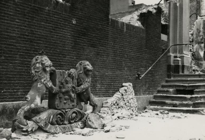 Gevelsteen en puinresten van het voormalig Oost-Indische Huis na het bombardement van 14 mei 1940. Collectie 4100, documentnummer 1983-171
