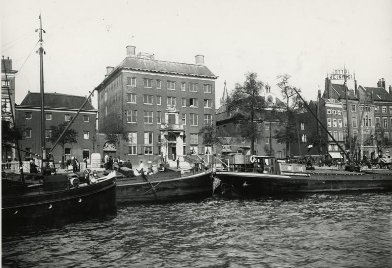 Gezicht vanaf de Nieuwe Maas op de Boompjes met in het midden Vrij Entrepotgebouw, voormalig Oostindisch Huis. 1911. Collectie Topografie 4202, documentnummer XIV-291.