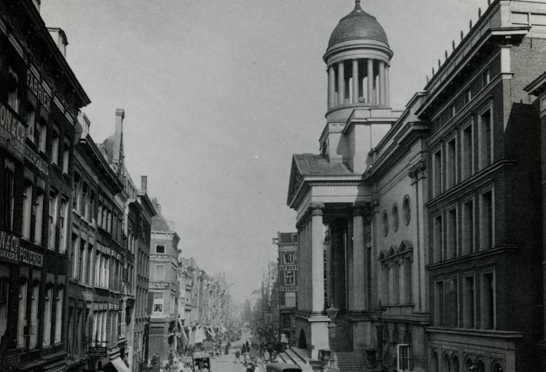 De Kaasmarkt met het Stadhuis. 1901-1904, geschat. Collectie 4202 1977-155. Fotograaf Mögle