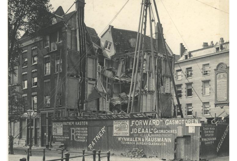 Tijdens het heien in de grond waar het Witte Huis gebouwd wordt (Wijnhaven hoek Geldersekade), is een belendend huis ingestort. Foto: Carl Emile (C.E.) Mögle (augustus 1897).