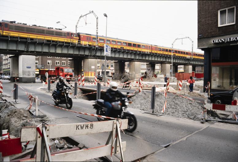 Een trein over het luchtspoor ter hoogte van de Meent