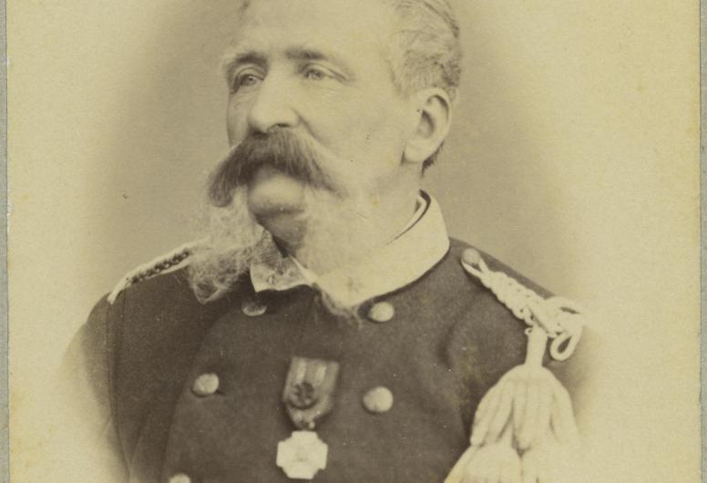 Portret van Abraham van Stolk gekleed in het uniform van de Koninklijke Scherpschutters Rotterdam. Collectie Portretten 4031, M-2423.
