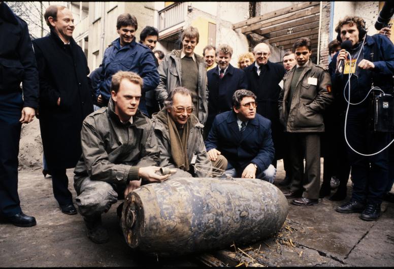 23 maart 1988 Burgemeester Peper poseert bij de opgegraven en gedemonteerde ‘Bellebom’ met medewerkers van de Explosieven Opruimingsdienst van Defensie. Foto: Rotterdams Nieuwsblad. Collectie 4190, 2-511-1-kl