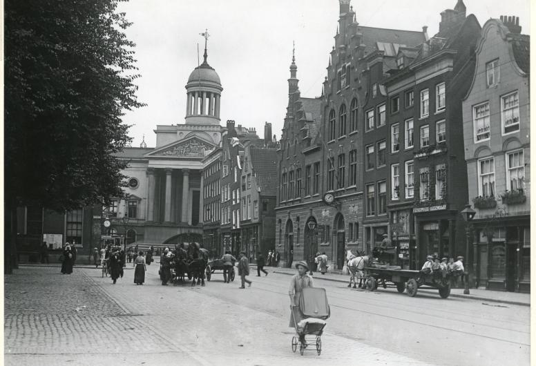 De Gedempte Botersloot en het stadhuis aan de Kaasmarkt, 1913. Collectie Topografie 4202_IX-868