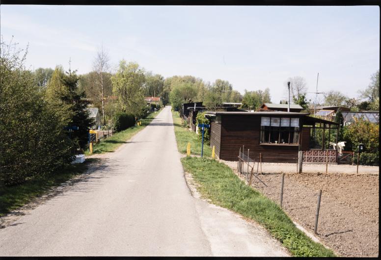 Volkstuinvereniging 'Van Brienenoord' op het Eiland van Brienenoord, 1988. Foto: Aad Boer, collectie 4005, nummer 2022-96-6711.
