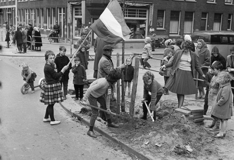 Zwart-witfoto van scholieren die een boom planten in de Paradijslaan tijdens de Boomplantdag 1961.
