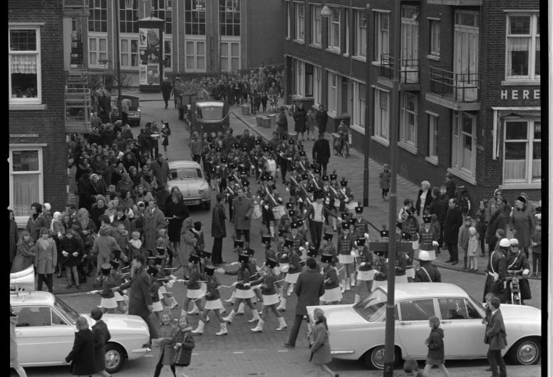 Zwart-witfoto van een optocht met majorettes en harmonie tijdens boomplantdag 1969 in Spangen.