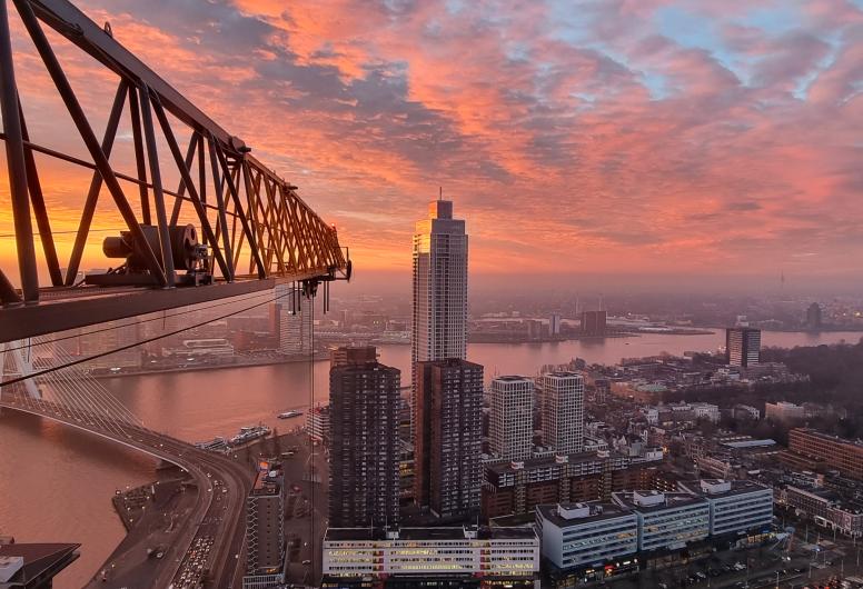 Luchtfoto bij zonsopgang van de stad in zuidwestelijke richting.