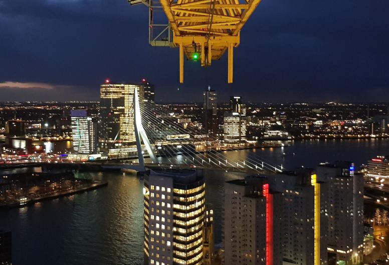 Luchtfoto in zuidwestelijke richting met op de voorgrond de Boompjes en de Nieuwe Maas.