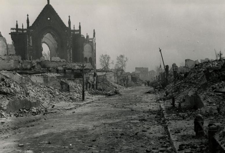 De restanten van de Zuiderkerk na het bombardement.