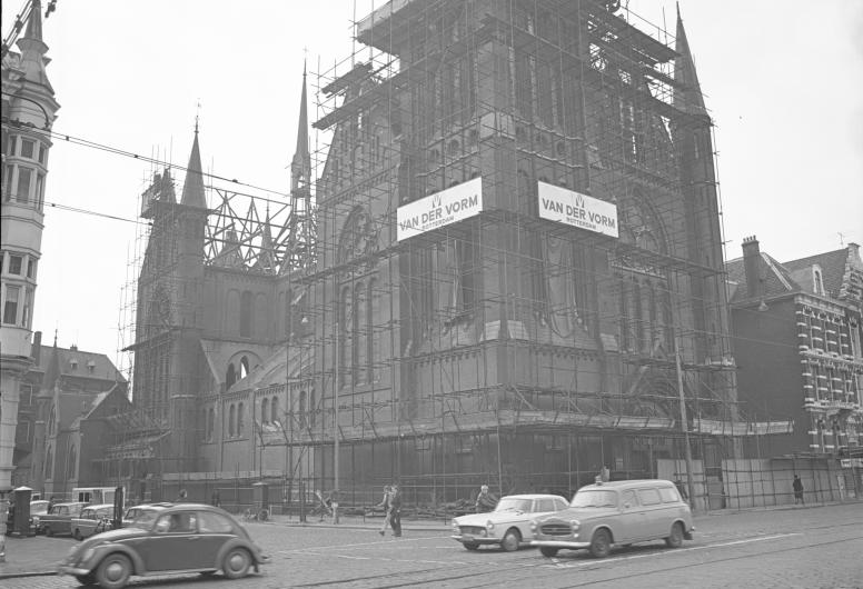 De St. Laurentius en Ignatiuskathedraal staat in de steigers en is al voor een deel afgebroken.