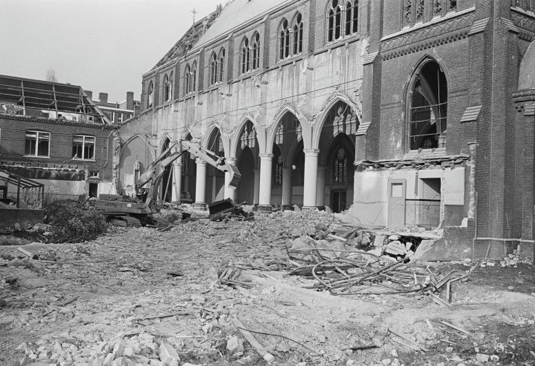 Een sloopmachine aan het werk bij de Provenierskerk
