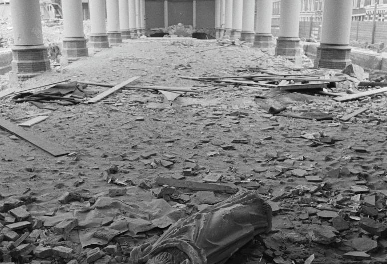 Interieur van de Provenierskerk tijdens sloop, met op de voorgrond een kapot heiligenbeeld.