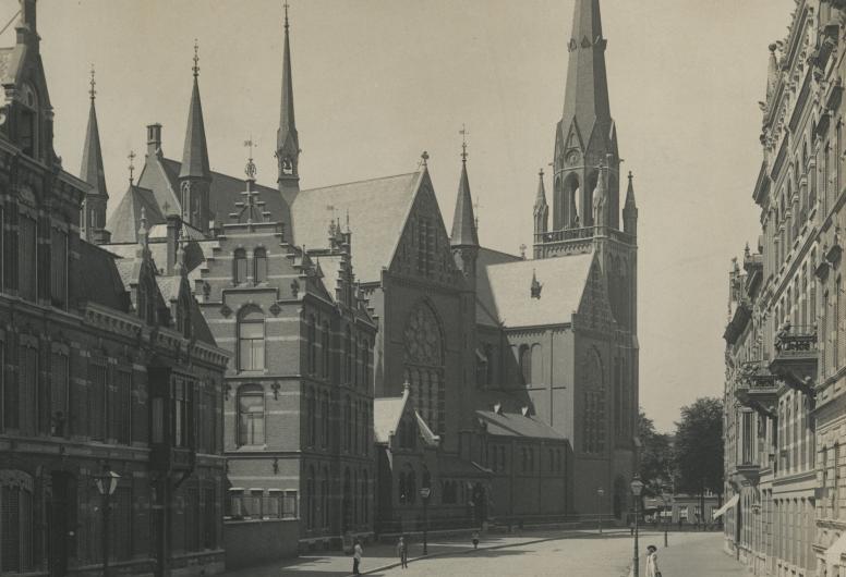 De Van Vollenhovenstraat met aan het einde de St. Ignatiuskerk in 1899