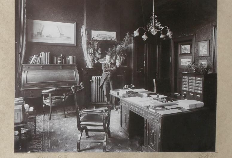 A.C. Burgdorffer in zijn werkkamer