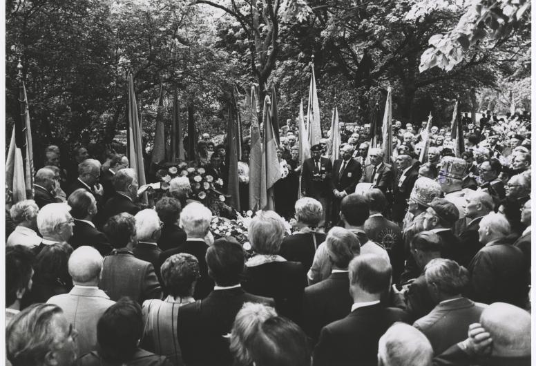 Herdenking op 23 mei 1988 van de moord op Yevhen Konovalec. Foto: Lex de Herder, collectie 4180, nummer 4-232-104.