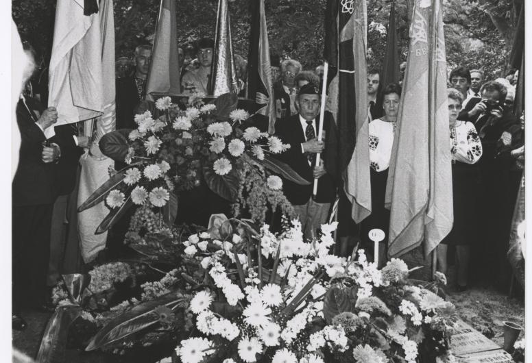 Herdenking op 23 mei 1988 van de moord op Yevhen Konovalec. Foto: Lex de Herder, collectie 4180, nummer 4-232-105.