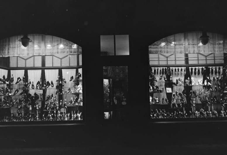 De etalage van schoenenwinkel Corbeau