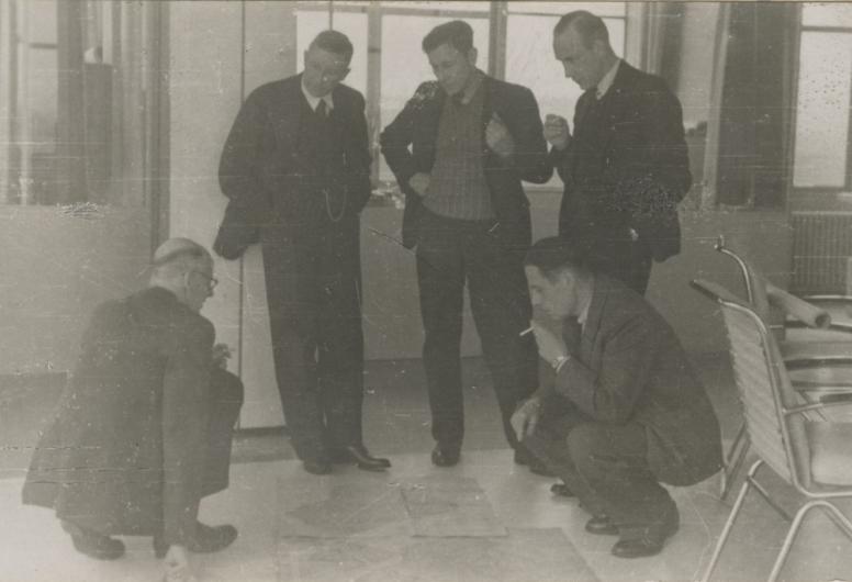 Vergadering met 5 mannen waarnonder Van der Goot in de Van Nelle-fabriek juni 1945