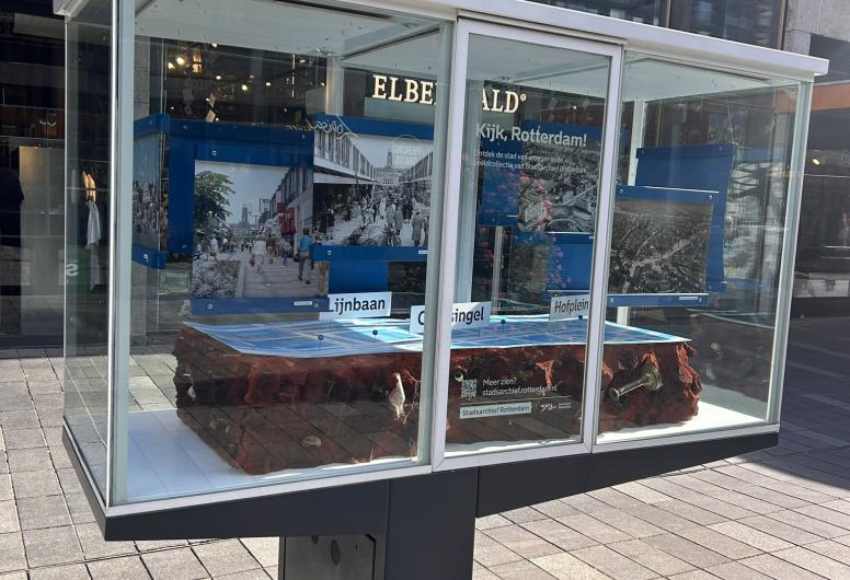 Historische foto's van Rotterdam in de vitrine