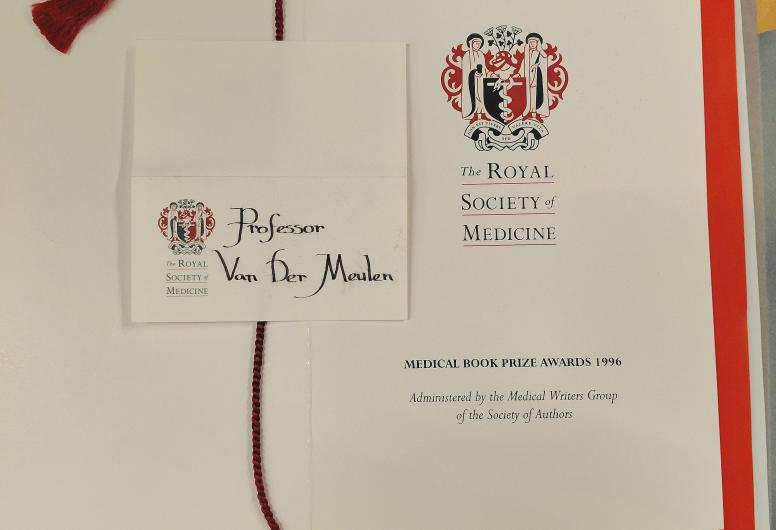 foto van een oorkonde bij een award van de royal society of medicine in 1996