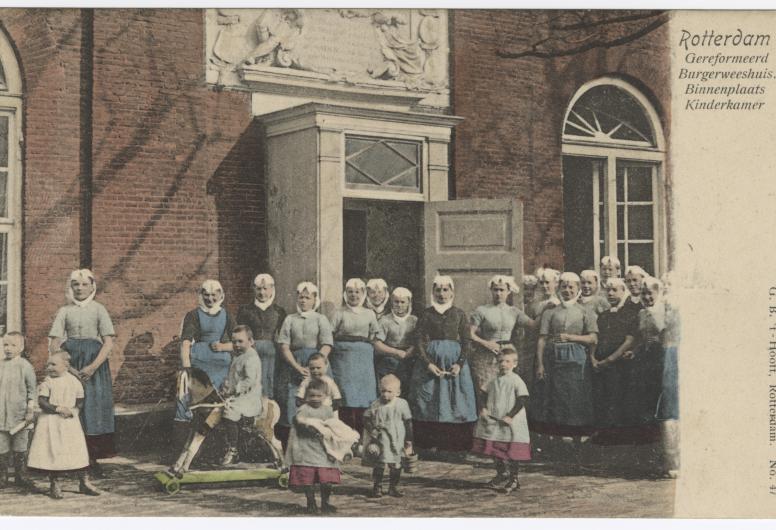 Ingekleurde prentbriefkaart van het Burgerweeshuis uit 1902.