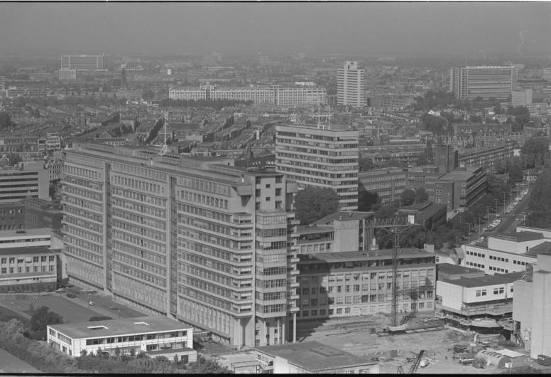 Exterieur van Dijkzigt Ziekenhuis vanaf de Euromast 1975