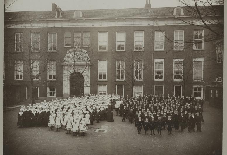 Een groepsfoto van de kinderen en het personeel van het Burgerweeshuis in 1898