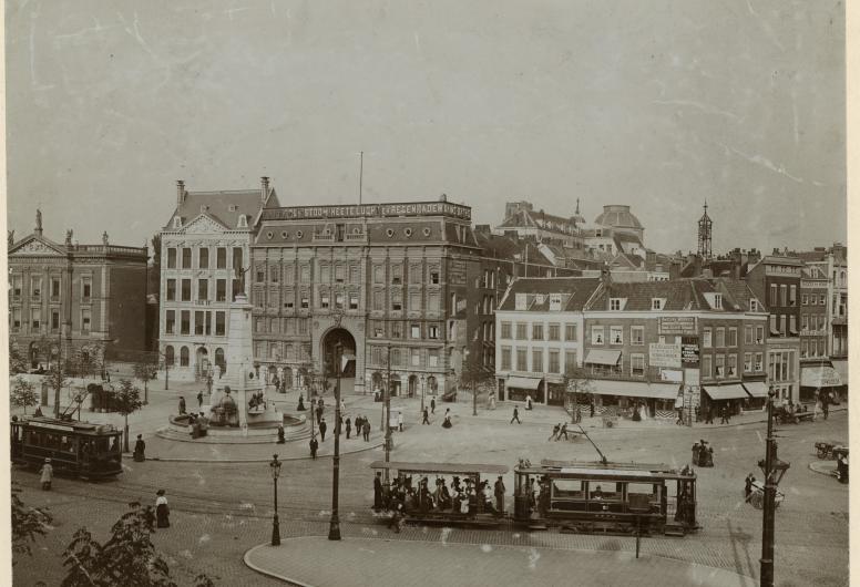 Van Dooren's Vrouwengesticht tussen het Erasmiaans Gymnasium en de Passage.