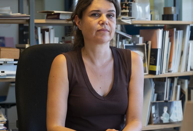 Foto van Tessa Biemans, stadstekenaar 2026, zittend aan een bureau