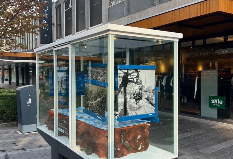 De vitrine op de Lijnbaan, gezien vanaf de zijkant.