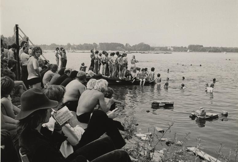 Holland Popfestival van 26 t/m 28 juni 1970 in het Kralingse Bos in Rotterdam. Festivalgangers in en langs de Kralingse Plas.