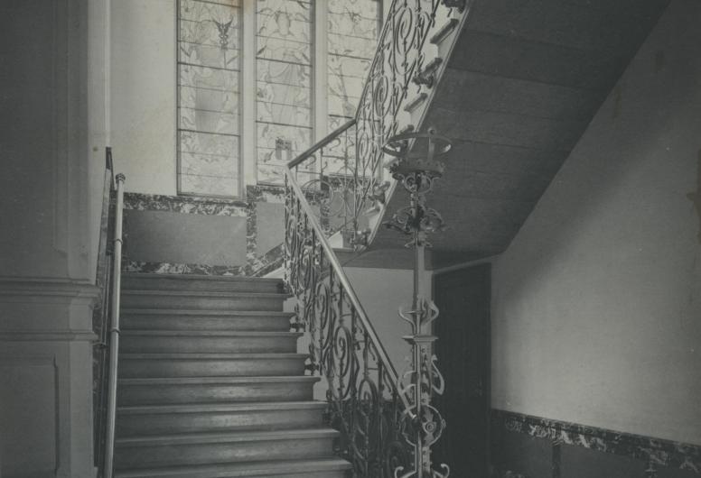 Het trappenhuis van het administratiegebouw  van het Gemeentearchief aan de Mathenesserlaan. Collectie Topografie. NL-RtSA_4202_XXI-12-2