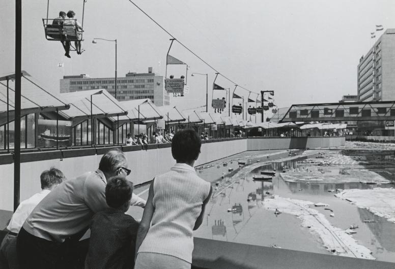 De havenmaquette Havodam aan het Weena met bovenlangs de kabelbaan tijdens de Manifestatie C'70. aug. 1970. 