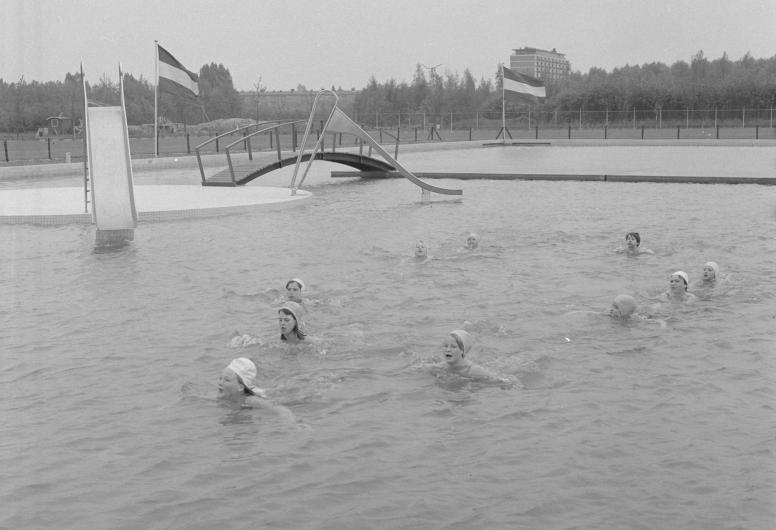 Schoolkinderen openen zwemmend het bad De Plompert op Zuid. 23 mei 1969.