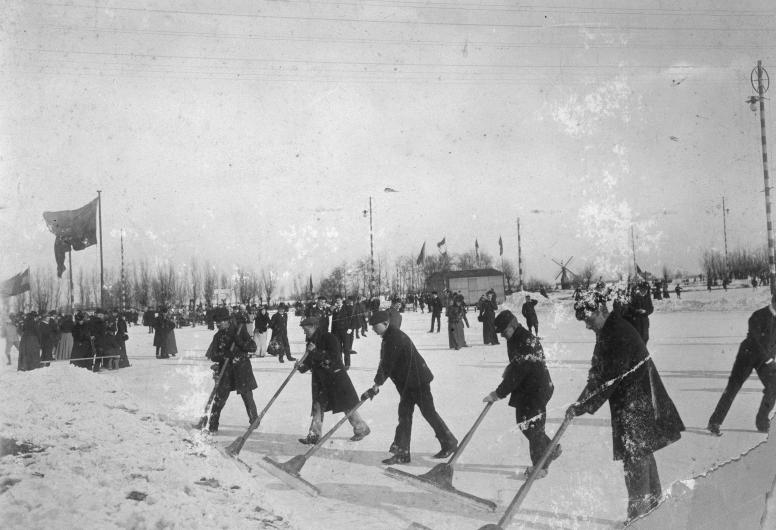 Baanvegers op de ijsbaan van de IJsclub Kralingen aan de Kralingse Plaslaan. Tussen 1901 en 1905. Collectie 4100, nr. 1984-110